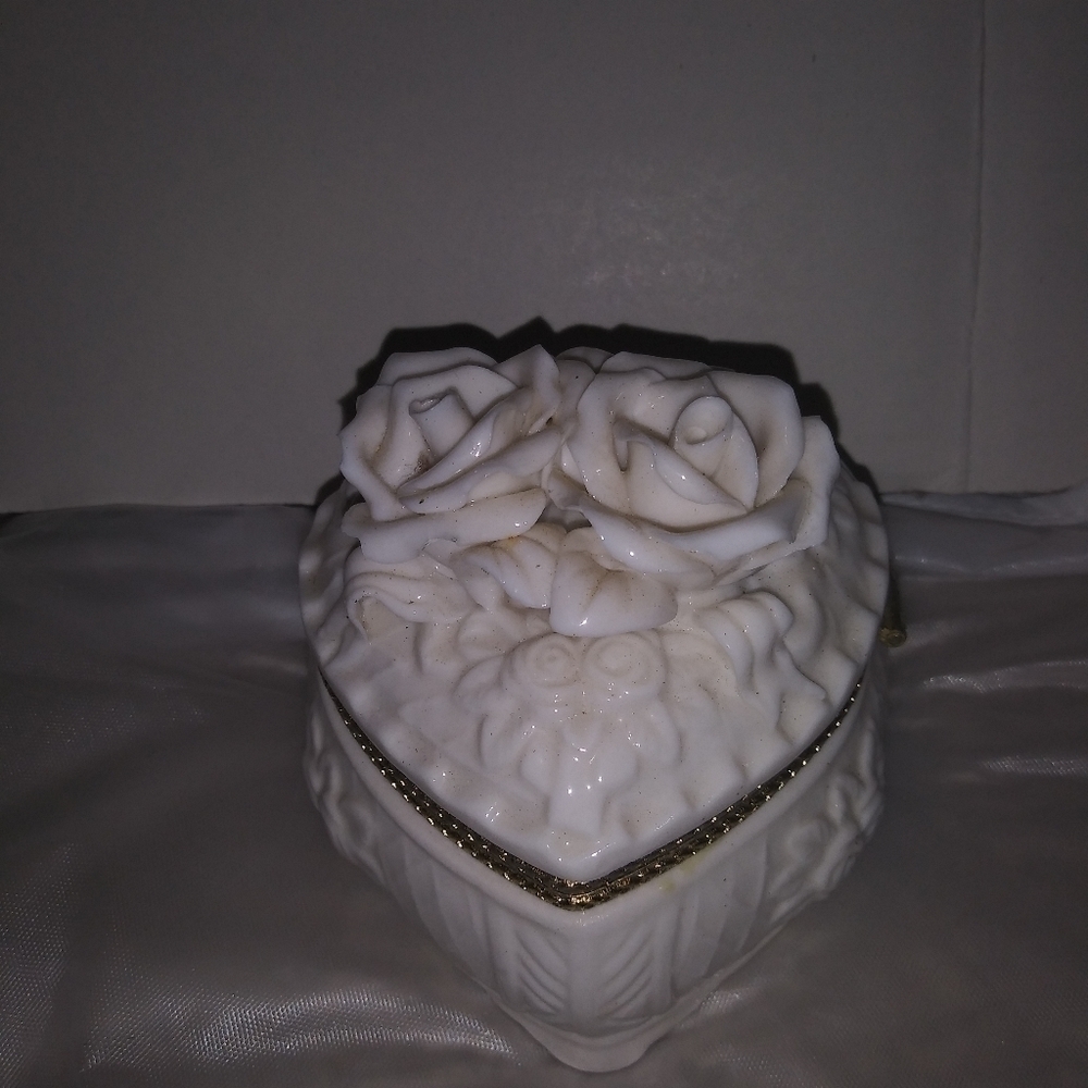 Porcelain Keepsake Heart Shape Box